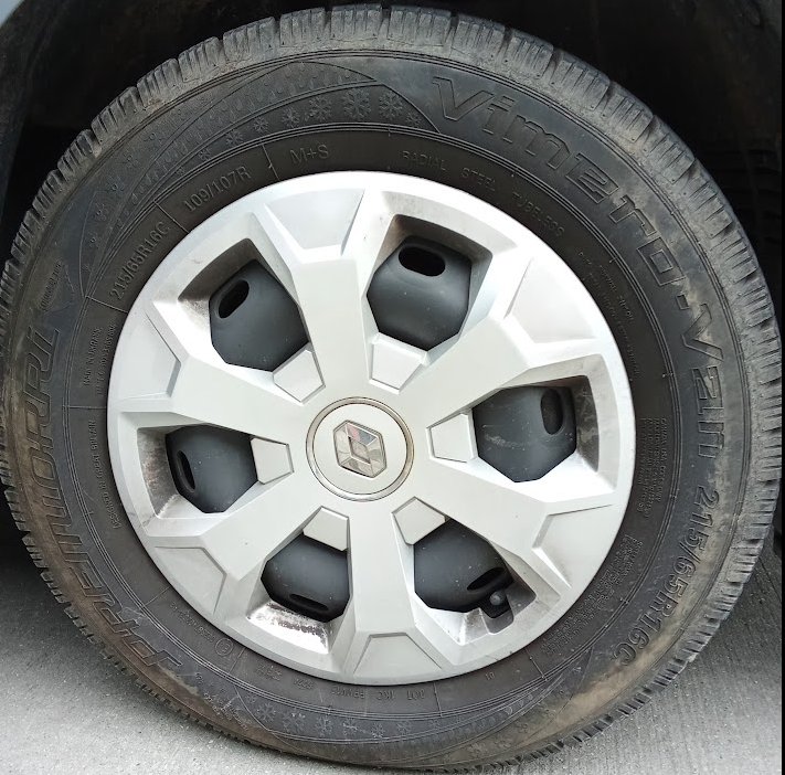 צמיגי חורף שהורכבו על רכב בפולין - רואית סימון פתיתי שלג, טיפות גשם ופרחים (כלומר צמיגי כל השנה) יחד עם הסימון M+S.