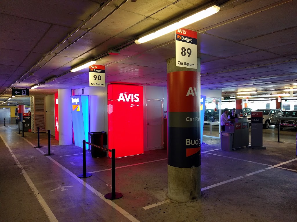 עמדת השירות והחזרת הרכב לרכבים של אוויס ובאדג'ט בבניין החניה