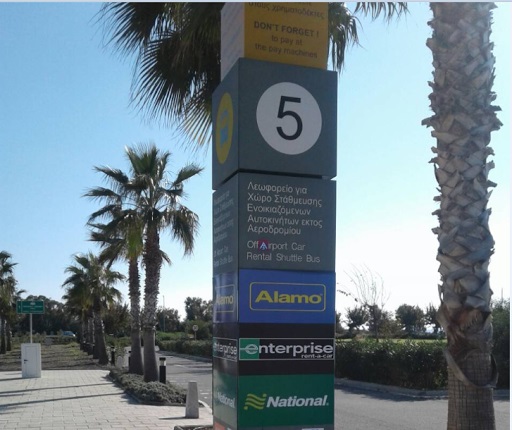 נקודת האיסוף של השאטל של אלאמו, נאשיונאל ואנטרפרייז, ביציאה מהטרמינל, מול מגרש החניה מס' 5