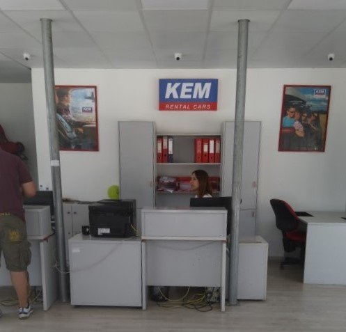 סניף ההשכרה של חברת KEM ו-ACE בסמוך לשדה התעופה