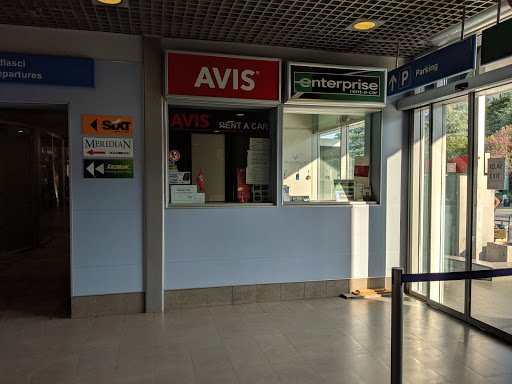 דלפקי חברות ההשכרה הפעולות בתוך שדה התעופה של טיווט - אוויס, אנטרפרייז (אלאמו) וסיקסט